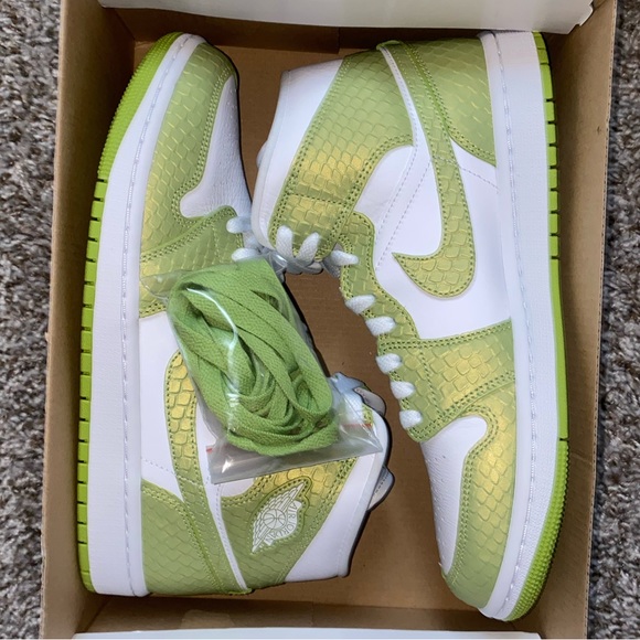 Women’s Air Jordan 1 Mid SE Vivid Green - Picture 3 of 3